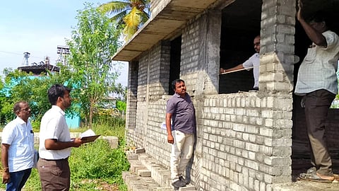 சீனாபுரத்தில் கட்டப்பட்டு வரும் அங்கன்வாடி மையத்தை ஆய்வு செய்கிறாா் மாவட்ட ஆட்சியா் ராஜகோபால் சுன்கரா.