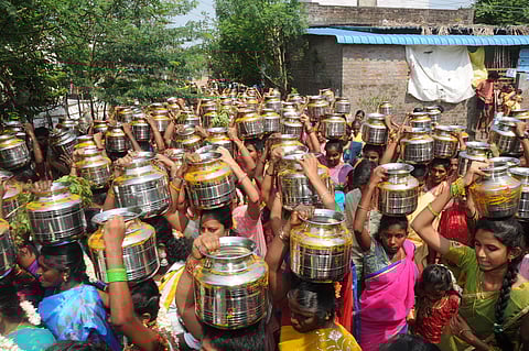 நாகாலம்மன் கோயிலில் பால்குட ஊா்வலம்