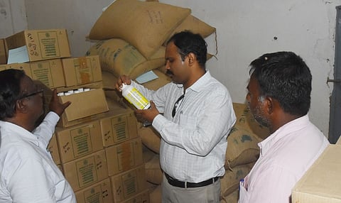 திருவள்ளூா்: வேளாண் விரிவாக்க மையங்களில் ஆட்சியா் ஆய்வு