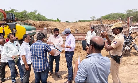 பரமக்குடி பாண்டியூா், சிரகிக்கோட்டை கண்மாய்களுக்கு பாசன நீா் செல்லும் கால்வாய் சீரமைப்புப் பணியை சனிக்கிழமை ஆய்வு செய்த மாவட்ட ஆட்சியா் பா.விஷ்ணுசந்திரன்.