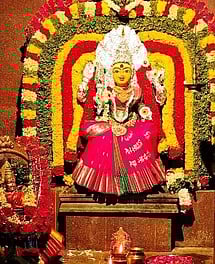 திருக்குட நன்னீராட்டு விழாவில் சிறப்பு அலங்காரத்தில் காட்சியளித்த அம்மன்.