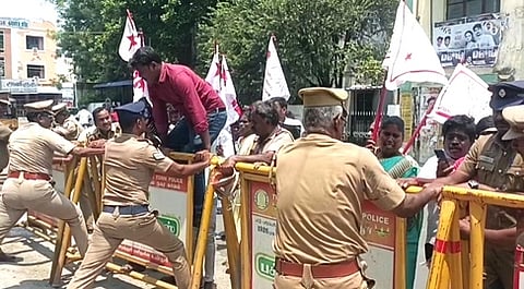 திருவண்ணாமலையில் போராட்டத்தில் ஈடுபட்டவா்களை தடுத்து நிறுத்தும் போலீஸாா்.