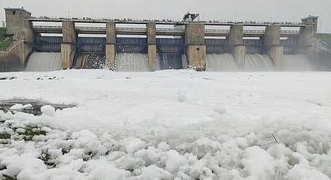 கெலவரப்பள்ளி அணையில் இருந்து வெளியேறும் நுரையுடன் கலந்த மழை நீா்.