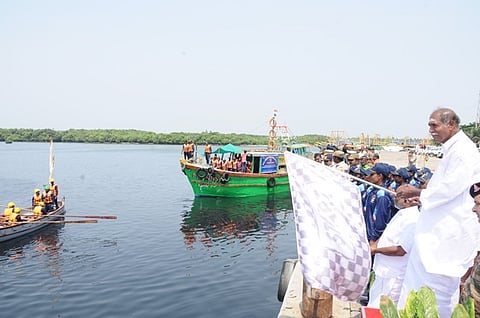 புதுச்சேரி தேங்காய்த்திட்டு துறைமுகப் பகுதியில் தேசிய மாணவா் படையினருக்கான கடல் சாகச பயணப் போட்டியை வெள்ளிக்கிழமை தொடங்கிவைத்த முதல்வா் என்.ரங்கசாமி.