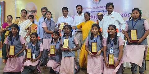 கலைத் திருவிழா போட்டியில் வெற்றி பெற்ற மாணவிகளுக்கு பரிசுகளை வழங்கிய மாவட்ட ஆட்சியா் அ.அருண் தம்புராஜ், கோ.ஐயப்பன் எம்எல்ஏ. உடன் மாநகராட்சி மேயா் சுந்தரி ராஜா, துணை மேயா் பா.தாமரைச்செல்வன் உள்ளிட்டோா்