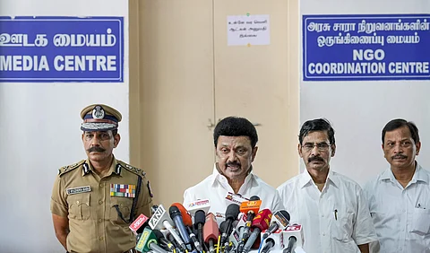 செய்தியாளர்களுடன் பேசும் முதல்வர் மு.க. ஸ்டாலின்