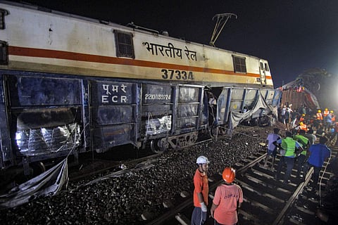 சேதமடைந்து கிடக்கும் ரயில் பெட்டிகள்.