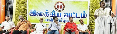 இலக்கியம் மனதை இலகுவாக்கும்: வேல. ராமமூா்த்தி