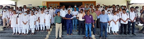 திருவண்ணாமலையில் வெள்ளிக்கிழமை ஆா்ப்பாட்டத்தில் ஈடுபட்ட அரசு மருத்துவக் கல்லூரி மருத்துவா்கள், பயிற்சி மருத்துவா்கள்.