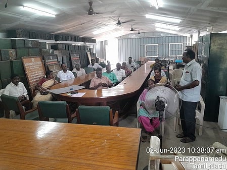 உள்ளிருப்பு போராட்டத்தில் ஈடுபட்ட ஊரக வளா்ச்சித்துறை அலுவலா்கள்.