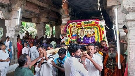 கூத்தாநல்லூா் அருகே திருராமேஸ்வரத்தில் வெள்ளிக்கிழமை நடைபெற்ற தேரோட்டம்.