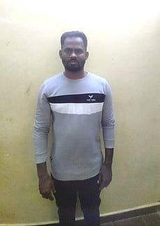 கைது செய்யப்பட்ட கொக்கிகுமாா்.