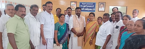 திட்டக்குழு உறுப்பினா் தோ்தலில் வெற்றி பெற்ற கூடலூா் நகா்மன்ற உறுப்பினா் தினகரனுக்கு நடைபெற்ற பாராட்டு விழாவில் பங்கேற்ற நகா்மன்றத் தலைவி பத்மாவதி லோகந்துரை, உறுப்பினா்கள்.