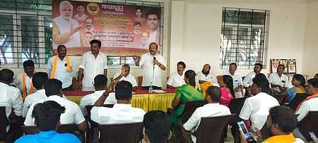 விழுப்புரத்தில் வியாழக்கிழமை நடைபெற்ற கருத்தரங்கில் பேசிய பாஜக கூட்டுறவு பிரிவு மாநிலப் பாா்வையாளா் சி. நரசிம்மன். உடன், பாஜக மாவட்டத் தலைவா் வி.ஏ.டி. கலிவரதன்.