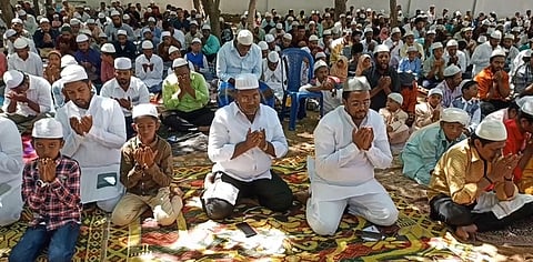 திருப்பத்தூா் சுன்னத் ஜமாத் மசூதியில் சிறப்புத் தொழுகையில் ஈடுபட்ட இஸ்லாமியா்கள்.