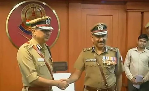 சந்தீப் ராய் ரத்தோரிடம் பொறுப்பை ஒப்படைக்கும் சங்கர் ஜிவால்