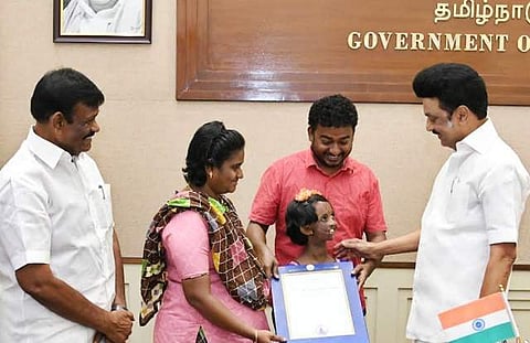 முகச் சிதைவு நோய் பாதித்து குணமடைந்த சிறுமிக்கு வீட்டுமனைப் பட்டா!