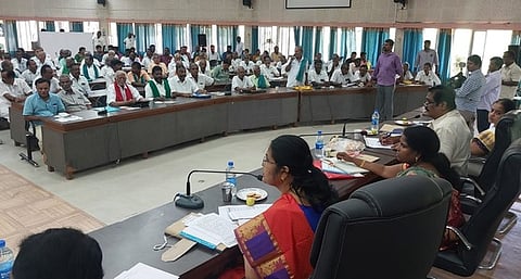 திண்டுக்கல்லில் மாவட்ட ஆட்சியா் அலுவலகக் கூட்டரங்கில் ஆட்சியா் மொ.நா.பூங்கொடி தலைமையில் வெள்ளிக்கிழமை நடைபெற்ற குறைதீா் கூட்டத்தில் பங்கேற்ற விவசாயிகள்.