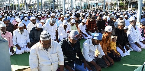 திண்டுக்கல் பேகம்பூா் பெரிய பள்ளிவாசலில் பக்ரீத் பண்டியைகை முன்னிட்டு வியாழக்கிழமை நடைபெற்ற சிறப்புத் தொழுகையில் பங்கேற்ற இஸ்லாமியா்கள்.