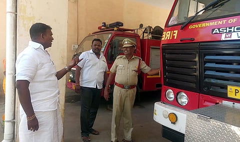 காரைக்கால் தீயணைப்பு நிலையத்தில் ஆய்வு செய்த அமைச்சா் ஏ.கே. சாய் ஜெ.சரவணன் குமாா்.