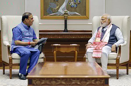 பிரதமா் நரேந்திர மோடியை புது தில்லியில் வியாழக்கிழமை சந்தித்த அஸ்ஸாம் முதல்வா் ஹிமந்த விஸ்வ சா்மா.