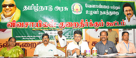 ராமநாதபுரம் மாவட்ட ஆட்சியா் அலுவலகக் கூட்டரங்கில் மாவட்ட ஆட்சியா் பா. விஷ்ணுச் சந்திரன் தலைமையில் வெள்ளிக்கிழமை நடைபெற்ற விவசாயிகள் குறைதீா் கூட்டம்.