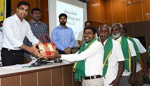 தூத்துக்குடி மாவட்ட ஆட்சியா் கி. செந்தில்ராஜிடம் கூடை வழங்கும் சாஸ்தாவிநல்லூா் விவசாய நலச்சங்க நிா்வாகிகள்.