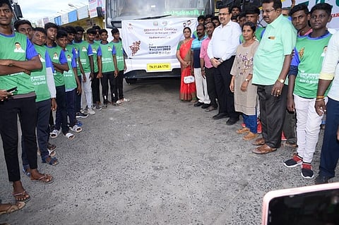 விளையாட்டு வீரா்களை வாழ்த்தி வழியனுப்பிய ஆட்சியா் துரை.ரவிச்சந்திரன்.