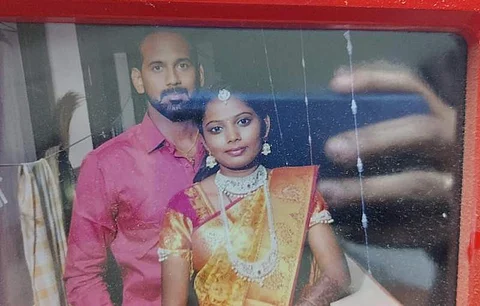 கொலை செய்யப்பட்ட பவித்ராவுடன் கணவர் மணிகண்டன் (கோப்புப்படம்).