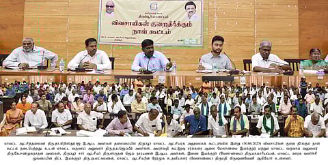 விவசாயிகள்  குறைதீா்  கூட்டத்தில்  பேசுகிறாா்  மாவட்ட  ஆட்சியா்   தா.கிறிஸ்துராஜ். உடன், மாவட்ட  வருவாய்  அலுவலா்  த.ப.ஜெய்பீம்,   சாா் ஆட்சியா்  ஸ்ருதன்  ஜெய் நாராயணன்  உள்ளிட்டோா்.