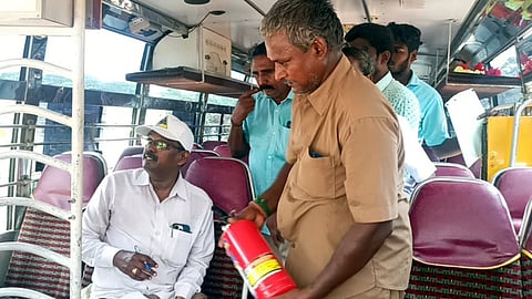 புதுச்சேரி மேட்டுப்பாளையம் பகுதியில் பள்ளி வாகனத்தில் சனிக்கிழமை ஆய்வு செய்த போக்குவரத்துத் துறையினா்.