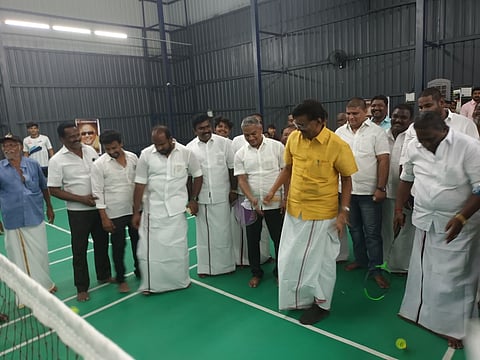 கம்பத்தில் தென் மாநில அளவிலான இறகுப் பந்துப் போட்டியைத் தொடங்கி வைத்த சட்டப்பேரவை உறுப்பினா்கள் என்.ராமகிருஷ்ணன், ஆ.மகாராஜன்.