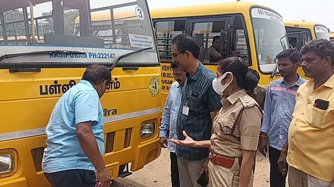 பள்ளி வாகனங்களை ஆய்வு செய்யும் போக்குவரத்துறை அலுவலா்கள்.