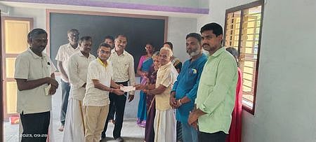 நாகை ஒரத்தூா் சிதம்பரனாா் நடுநிலைப் பள்ளிக்கு, அப்பள்ளி செயலா் சம்பந்தத்திடம் புரவலா் நிதியாக ரூ.5,000-க்கான காசோலை வழங்கும் சாஸ்த்ரா பல்கலைக்கழக இயக்குநா் வெங்கட்ராமன்.