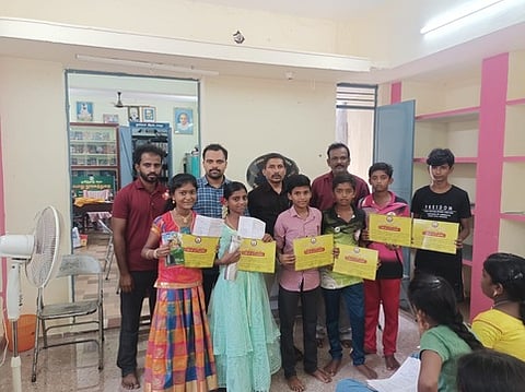 தோ்வில் வெற்றி பெற்ற மாணவா்-மாணவியா்.