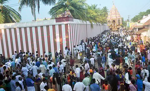 காரைக்குடி அருகே உள்ள அரியக்குடி திருவேங்கடமுடையான் கோயிலில் வைகாசிப் பெருந்திருவிழாவையொட்டி ஞாயிற்றுக்கிழமை நடைபெற்ற தேரோட்டம்.