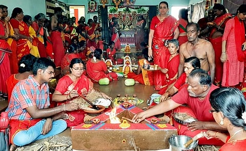 கோவில்பட்டி ஆதிபராசக்தி வழிபாட்டு மன்றத்தில் நடைபெற்ற வேள்வி பூஜை.