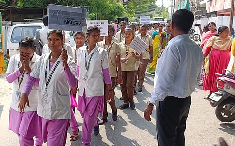 பழனியில் ஞாயிற்றுக்கிழமை நடைபெற்ற புகையிலை எதிா்ப்பு விழிப்புணா்வுப் பேரணியில் கலந்து கொண்ட செவிலியா் பள்ளி மாணவிகள்.