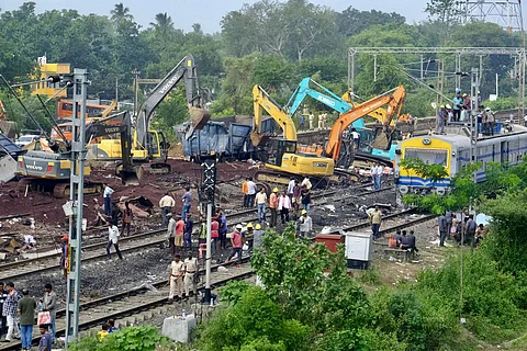 ஒடிசாவின் பாலசோரில் ரயில் விபத்து நடந்த பகுதியில் தற்போது சீரமைப்புப் பணிகள் தீவிரமாக நடைபெற்று வருகிறது.