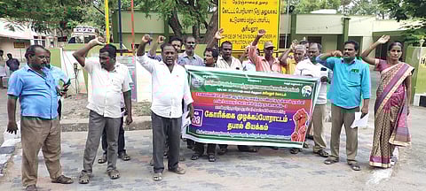 அரியலூரில் சனிக்கிழமை ஆா்ப்பாட்டத்தில் ஈடுபட்ட சாலைப் பணியாளா்கள் சங்கத்தினா்.