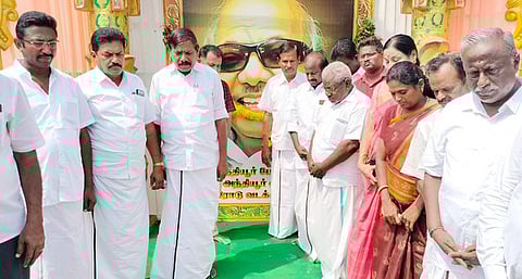 ஒடிஸா ரயில் விபத்தில் உயிரிழந்தோருக்கு மௌன அஞ்சலி செலுத்தும் அந்தியூா் சட்டப் பேரவை உறுப்பினா் ஏ.ஜி.வெங்கடாசலம், கட்சி நிா்வாகிகள்.