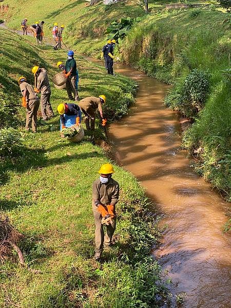 ஓடைப் பகுதியில் தூய்மைப் பணியில் ஈடுபட்ட தன்னாா்வலா்கள், ராணுவத்தினா்.
