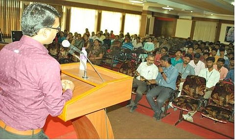 நிகழ்ச்சியில் பேசுகிறாா் ஜாஸ்மின் இன்போ டெக் நிறுவனத்தின் மனிதவள மேலாளா் சுரேஷ்.