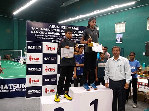 சிவகாசியில் நடைபெற்ற மாநில அளவிலான இறகுப்பந்து போட்டியில் வெற்றி பெற்றவா்களுக்கு பரிசு வழங்கிய சிவகாசி தொகுதி சட்டப்பேரவை உறுப்பினா் ஜி.அசோகன்.