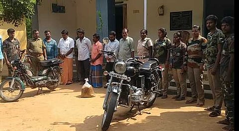 திமிங்கல எச்சத்தை பறிமுதல் செய்து, 5 பேரை கைது செய்த வனத் துறையினா்.