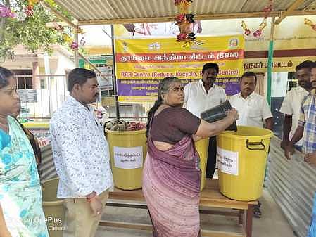 மம்சாபுரம் பேரூராட்சியில் பழைய பொருள்கள் சேகரிப்பு மையத்தை சனிக்கிழமை தொடங்கி வைத்த செயல் அலுவலா் மணிகண்டன், பேரூராட்சி உறுப்பினா் தங்கமாங்கனி உள்ளிட்டோா்.