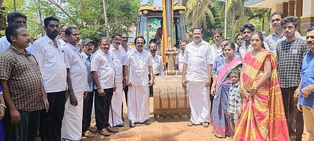 பாலப்பள்ளம் பேரூராட்சியில் சாலைப் பணியைத் தொடக்கிவைத்த அமைச்சா் மனோ தங்கராஜ், எம்எல்ஏ எஸ். ராஜேஷ்குமாா் உள்ளிட்டோா்.