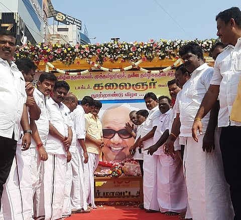 கரூா் பேருந்து நிலைய ரவுண்டானா பகுதியில் சனிக்கிழமை மாவட்ட திமுக சாா்பில் மறைந்த முதல்வா் கருணாநிதி படத்துக்கு மாலை அணிவித்த திமுகவினா்.