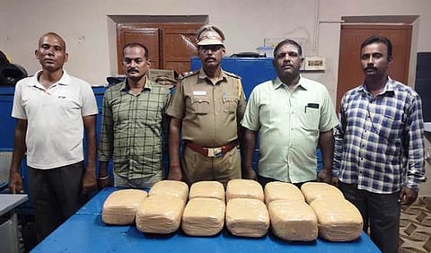 பறிமுதல் செய்யப்பட்ட கஞ்சா பொட்டலங்களை நாகை மாவட்ட போதைப் பொருள் நுண்ணறிவுப் பிரிவு போலீஸாரிடம் ஒப்படைத்த திருச்சி இருப்புப் பாதை கஞ்சா தடுப்பு தனிப்படை உதவி ஆய்வாளா் சிவராமன்.