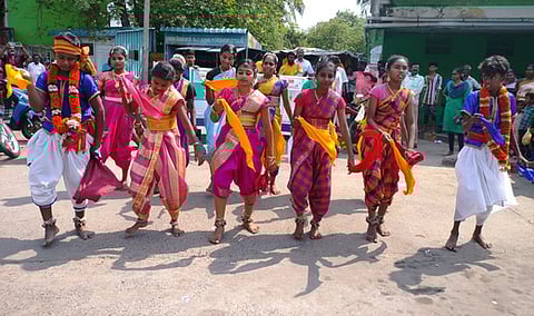 ராமநாதபுரத்தில் ஞாயிற்றுக்கிழமை நடைபெற்ற சுற்றுச் சூழலுக்கான வாழ்க்கை முறை குறித்த விழிப்புணா்வு கலை நிகழ்ச்சி.